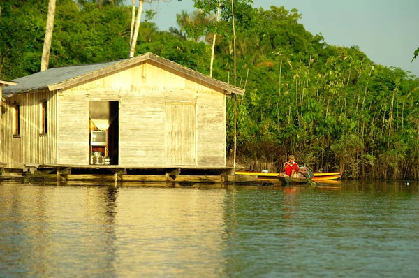 Casa de zancos Amazon — Foto de Stock