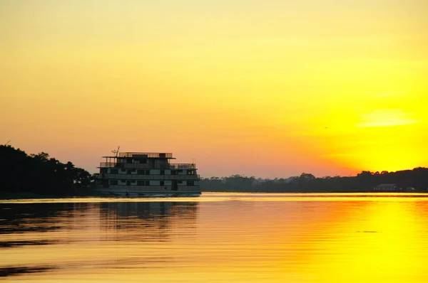 Rejs statkiem po Amazonce o zachodzie słońca. — Zdjęcie stockowe