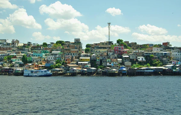 Vista de Manaus Favelas cerca del río Amazonas — Foto de Stock