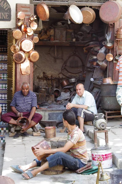 Artesanos en las calles de Fez prduces cerámica fina . — Foto de Stock
