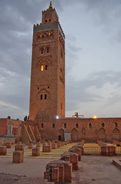 La antigua mezquita de Marrakech, Marruecos, al atardecer . — Foto de Stock