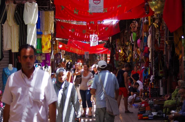 Turistas en los callejones del Zoco de Marrakech . — Foto de Stock