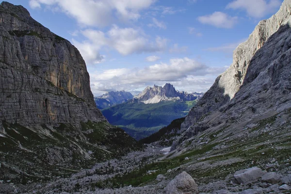 A lo largo de la Strada Sammarchi, un sendero de trekking que cruza la Ma —  Fotos de Stock