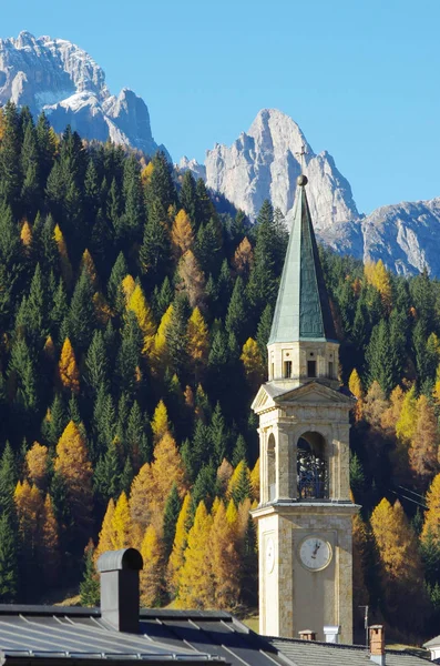 コメーリコ、Padola 教会、ポップペラ山の秋 — ストック写真