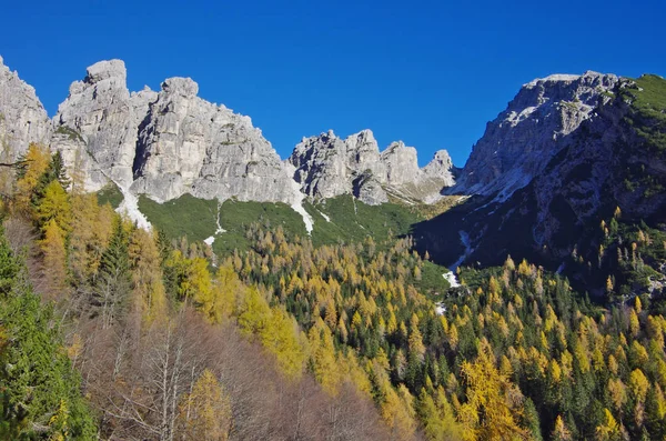 Campestrin-Val és a Sassolungo di Cibiana kilátás. Dolomitok. — Stock Fotó