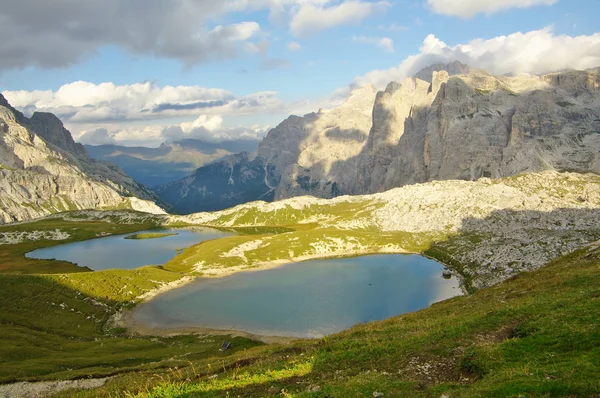 Laghi dei Piani, lagos de montaña cerca del refugio Locatelli y Val Fi —  Fotos de Stock