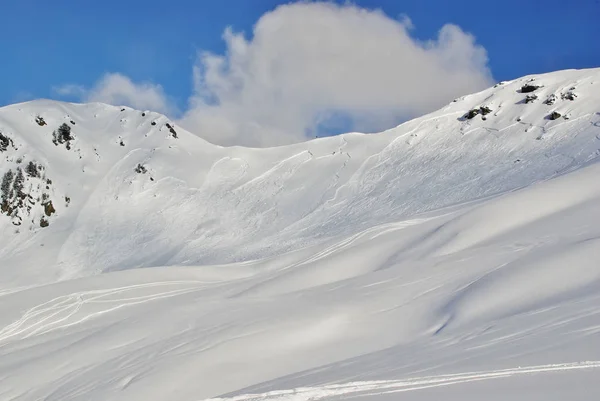 Büyük çığ kayakçı tarafından ayarla — Stok fotoğraf