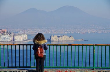 Kadın turist Körfez Napoli, İtalya izliyor