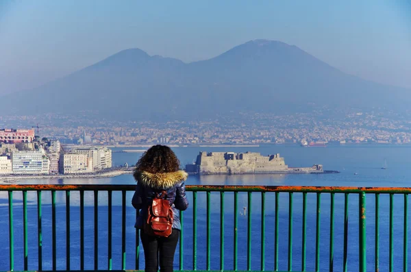 Turista femenina observando el Golfo de Nápoles, Italia — Foto de Stock