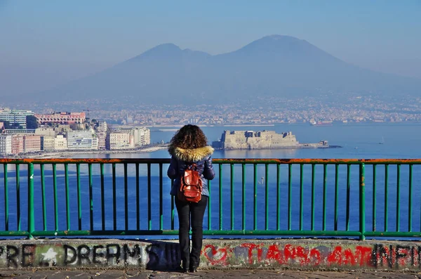 Turista femenina observando el Golfo de Nápoles, Italia — Foto de Stock