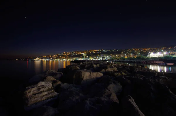 Ночной вид на гавань Неаполя — стоковое фото