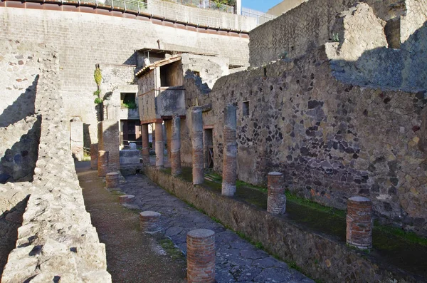 Blick auf die Ruinen von Ercolano, die vom Vesuv zerstört wurden. — Stockfoto