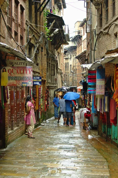 Mensen lopen in de straat van Kathmandu. — Stockfoto