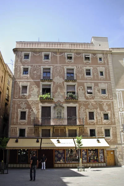 Fachada decorada de un edificio en el centro de Barcelona — Foto de Stock