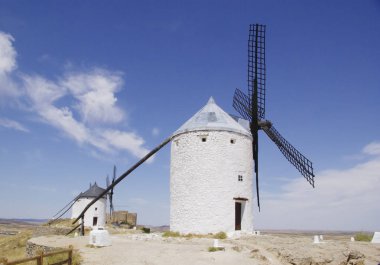 Beyaz Consuegra, İspanya yakınındaki La Mancha daki yel değirmenleri.