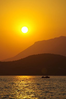 Kaş yakınlarında Türkiye'nin sahil şeridi üzerinde günbatımı.