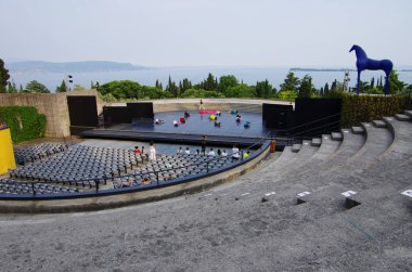 Grup dansçılar Vittoriale'nın tiyatro sahnesinde.