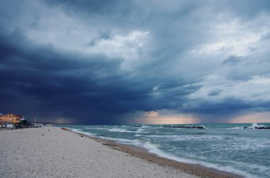 Senigallia plaj üzerinde yaklaşan fırtına