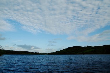 Castlebar yakınındaki bir İrlandalı Gölü üzerinden günbatımı bulutlar.