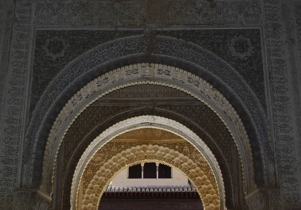 Fine decorations on the walls of Alhambra palace. — Stock Photo, Image
