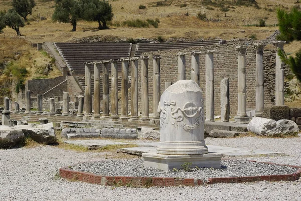 Τα ερείπια της Περγάμου, γενέτειρα του Ιπποκράτη. — Φωτογραφία Αρχείου