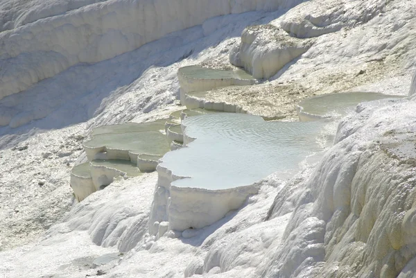 O carbonato de cálcio terraced piscinas de água de Pamukkale, o "Ca — Fotografia de Stock