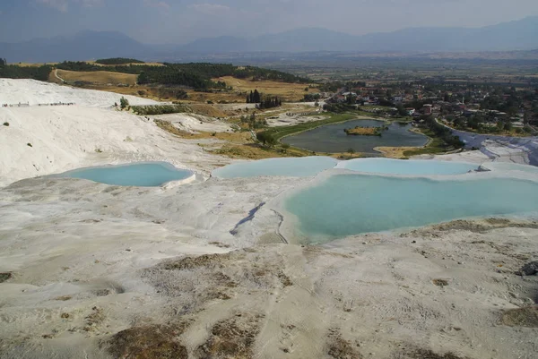 O carbonato de cálcio terraced piscinas de água de Pamukkale, o "Ca — Fotografia de Stock