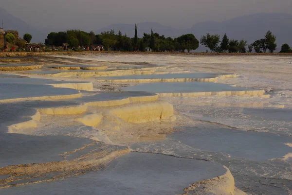 O carbonato de cálcio terraced piscinas de água de Pamukkale, o "Ca — Fotografia de Stock