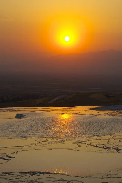 Węglan wapnia tarasowe baseny z wodą Pamukkale, "Ca — Zdjęcie stockowe