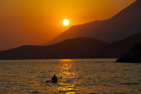 Zonsondergang op de kust van Turkije, in de buurt van Kas. — Stockfoto