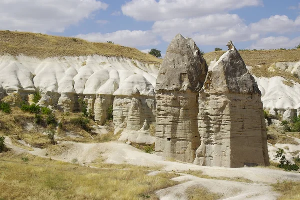 Камины фей, типичные геологические образования Каппадокии . — стоковое фото