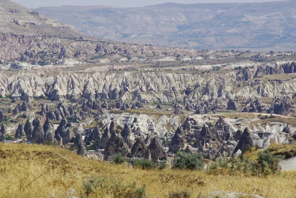 Камины фей, типичные геологические образования Каппадокии . — стоковое фото