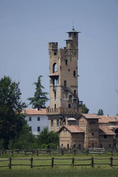 Mittelalterliche Burg in der Ebene bei Tortona, Italien. — Stockfoto