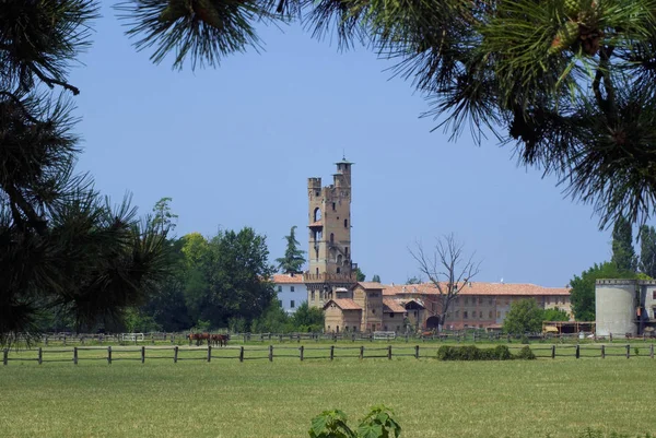 Mittelalterliche Burg in der Ebene bei Tortona, Italien. — Stockfoto