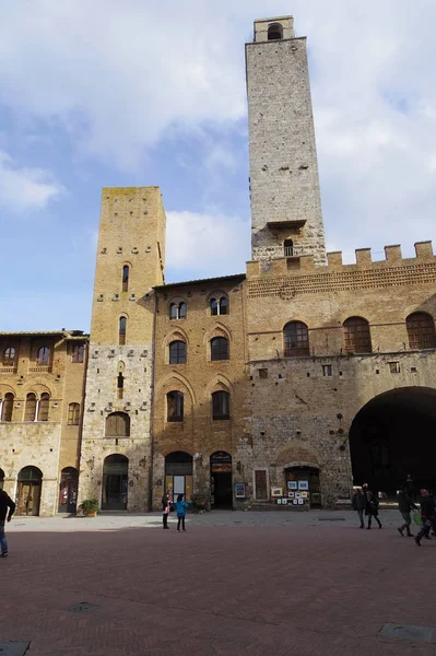 San Gimignano-cca květen, 2015 - pohled na hlavní náměstí — Stock fotografie