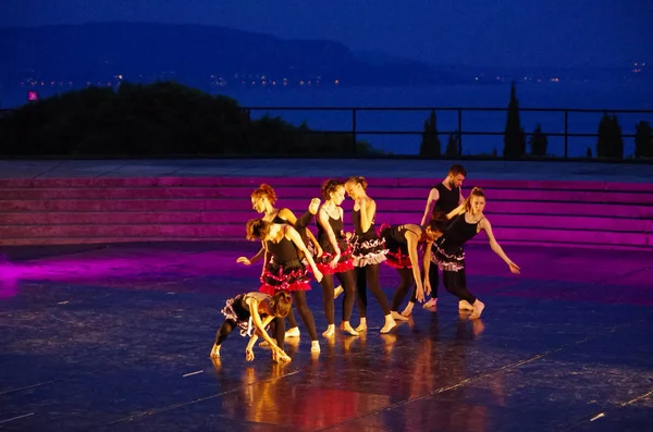 Grup dansçılar Vittoriale'nın tiyatro sahnesinde.