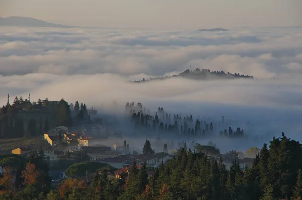 Köd, a völgyekben, Firenze közelében, napkeltekor. — Stock Fotó