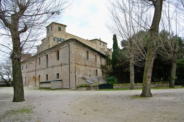 Die mittelalterliche burg von rocca priora, auf der linken seite des esino r — Stockfoto