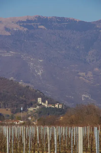 O "Castelo do Bispo" elevando-se sobre a cidade de Vittorio Veneto — Fotografia de Stock