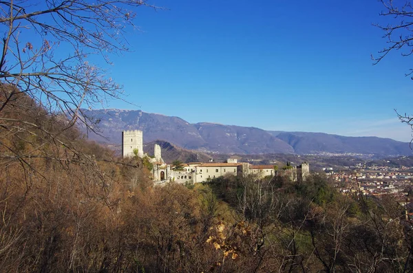"Bishop's Castle" torenhoog boven de stad van Vittorio Veneto — Stockfoto