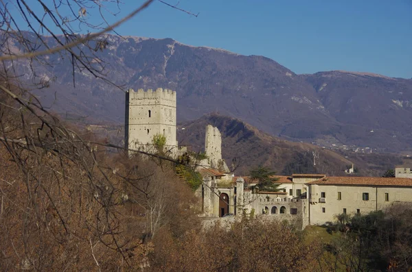 "Biskupský hrad" tyčící se nad městem Vittorio Veneto — Stock fotografie