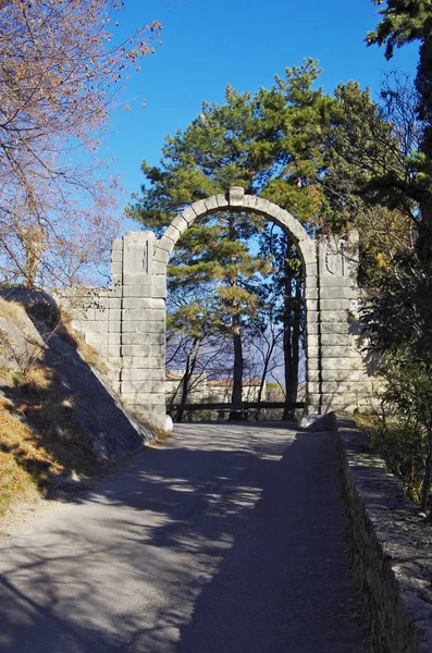 Arco de piedra en la entrada del "Castillo del Obispo" en Vittorio — Foto de Stock