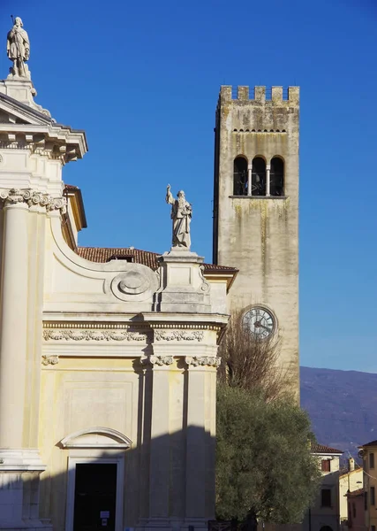 Praça "Giovanni Paolo I" com a catedral e o Primeiro Mundo — Fotografia de Stock