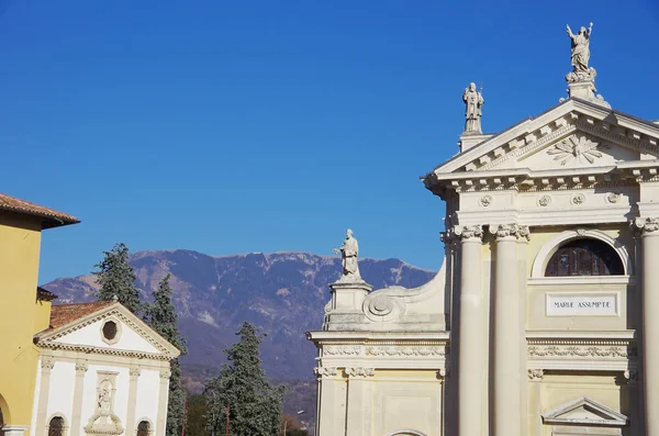 Praça "Giovanni Paolo I" com a catedral e o Primeiro Mundo — Fotografia de Stock