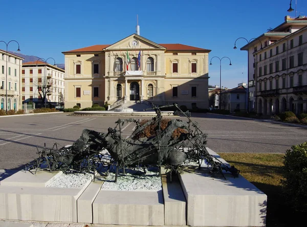 "Piazza del Popolo ", Câmara Municipal de Vittorio Veneto e o monume — Fotografia de Stock