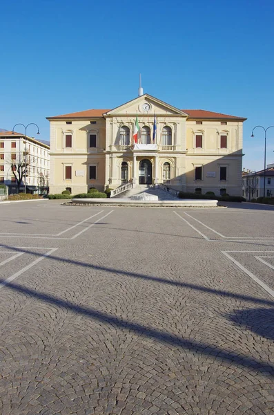 "Piazza del Popolo ", Câmara Municipal de Vittorio Veneto e o monume — Fotografia de Stock