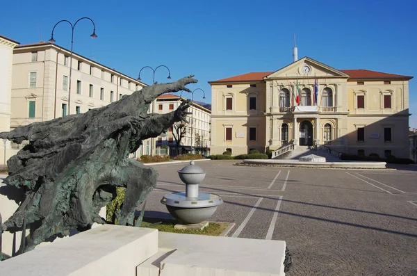 "Piazza del Popolo", radnice Vittorio Veneto a monume — Stock fotografie