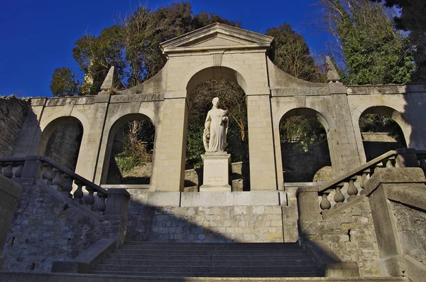 Der alte bezirk von serravalle, einer der beiden alten dörfer formi — Stockfoto