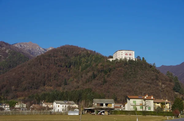 Vista de Castelbrando, outrora uma rixa da diocese de Vittorio Veneto — Fotografia de Stock