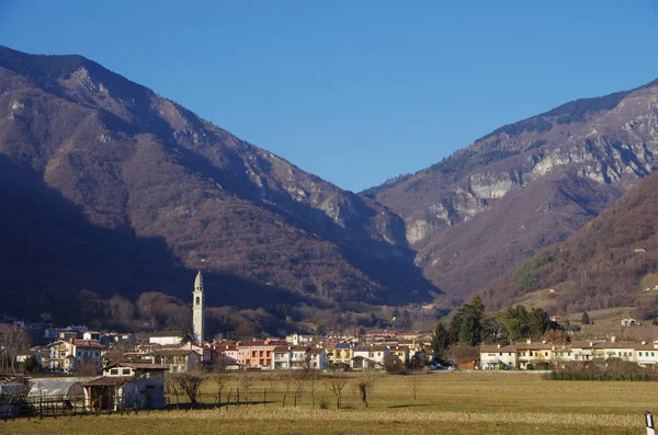 Kilátás nyílik a kis város Valmareno, közelében Follina, Olaszország. — Stock Fotó